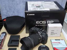 Canon EOS RP oynasiz kamerasi va 24-105 mm f/4-7.1 linzasi