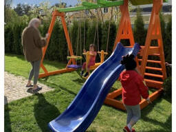 Belanchak va plastik slayd bilan kompleks o'ynang Ikkita belanchak, slayd