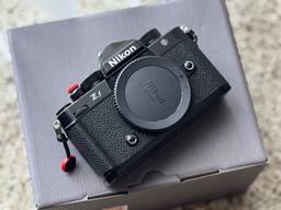 Nikon Zf oynasiz kamerasi (qora)