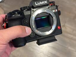 Panasonic LUMIX S1R II oynasiz kamerasi