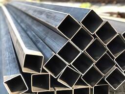 Стальные квадратные профильные трубы. Размер: 80х80 мм. Толщина стенки: 5 мм.