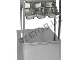 Стол для приборов и хлеба.