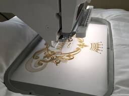 Вышивка на тканей или на коже